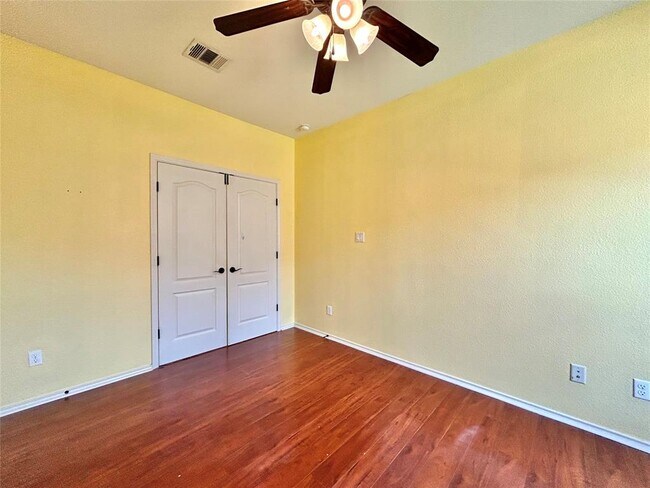Building Photo - 505 Willow Walk Dr
