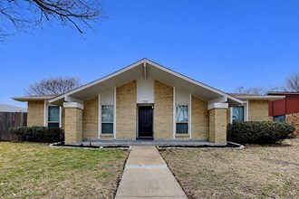 Building Photo - Charming 3-Bed, 2-Bath Home with Pool in Grand Prairie