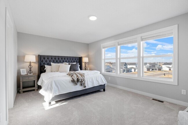 Building Photo - 13130 ISETTA CIR NE