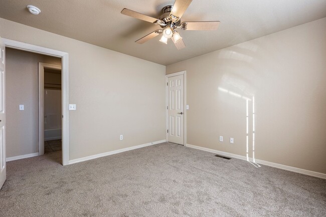 Building Photo - Charming 3BR, 2.5BA Rental Home with Moder...