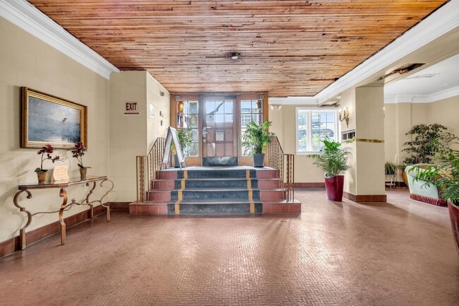 Building Photo - Cozy, updated 4th-floor studio in Nob Hill. Convenient location near all the hot spots