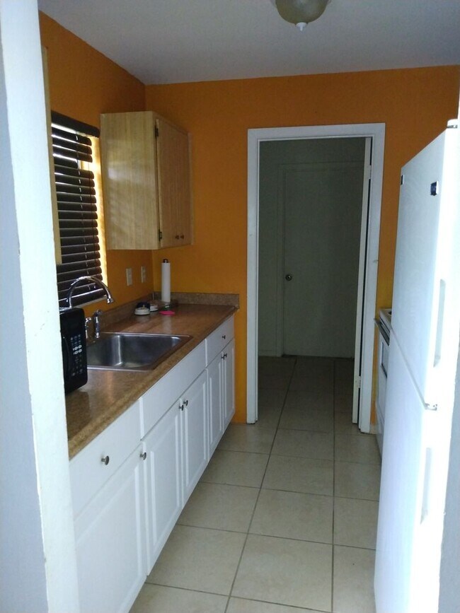 Building Photo - 2 bed 2 bath house for rent