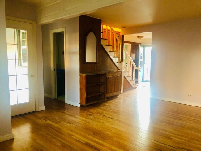 Building Photo - Two Story Single Family Home in the Roseda...