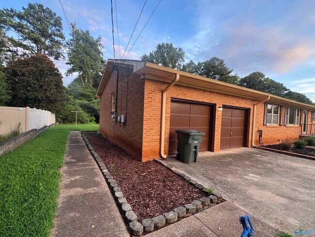 Building Photo - 2103 Shannonhouse Rd SW