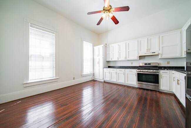 Building Photo - 106 7th St