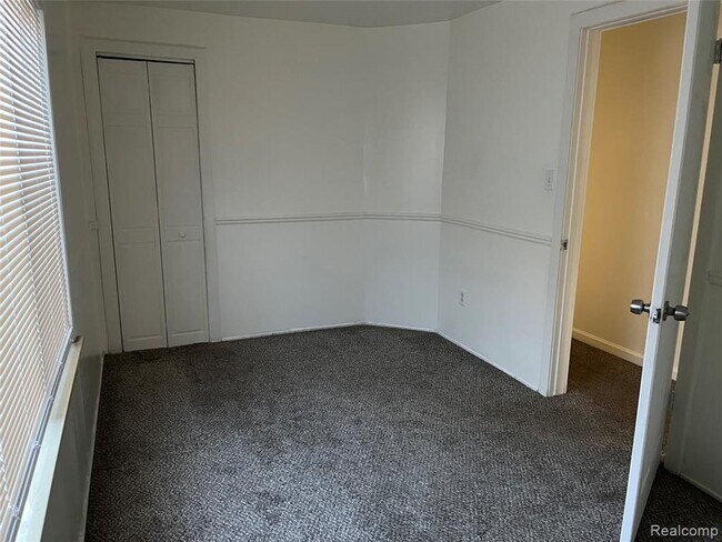 Building Photo - 5868 N Linville St