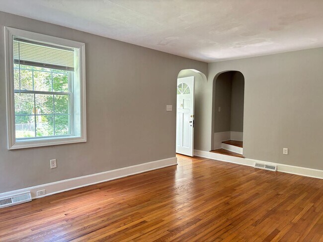 Building Photo - Available now. WATER & SEWER INCLUDED! Gre...