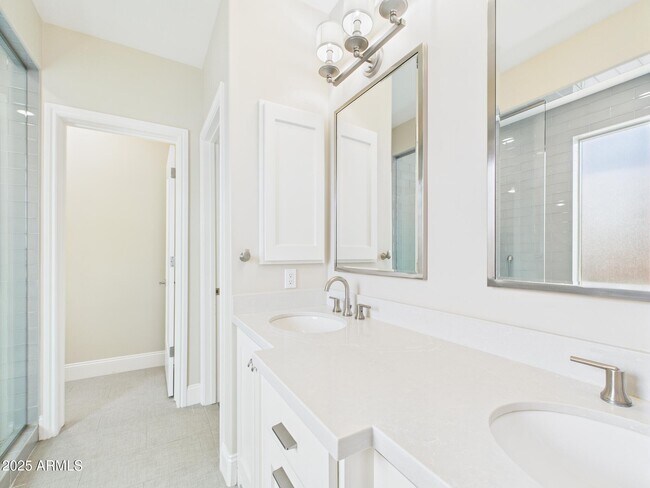 Building Photo - 4816 N Woodmere Fairway