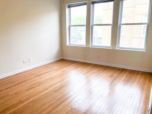 Building Photo - 4122 W Addison St