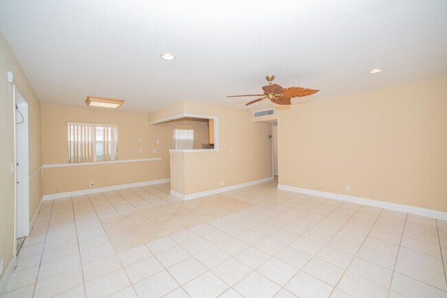 Building Photo - 101 Waterford D