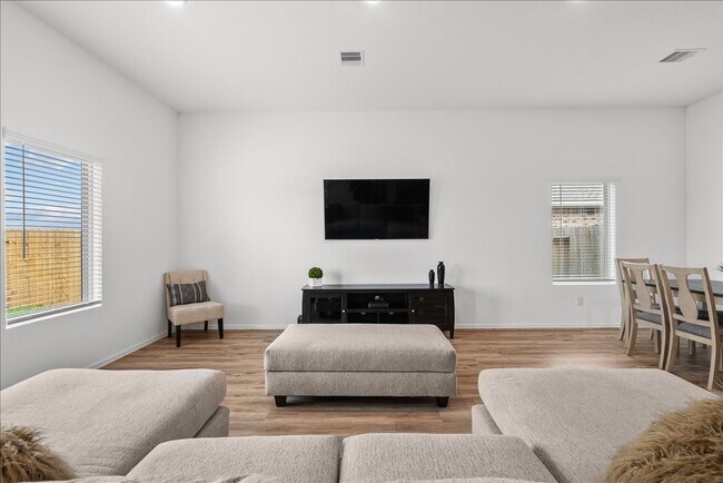 Building Photo - 512 Maple Bnd Ln