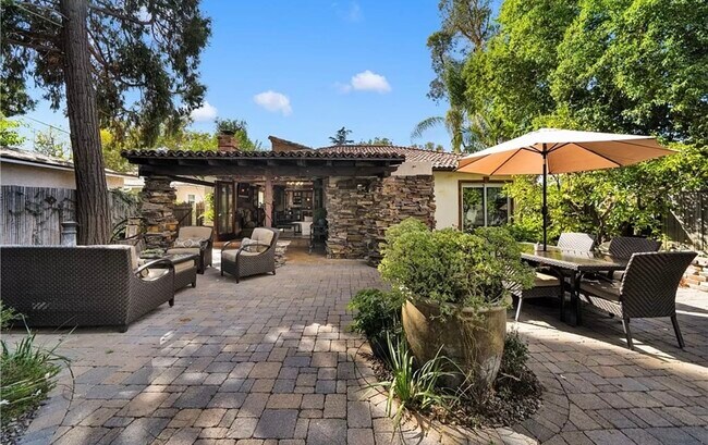 Building Photo - 4984 Topanga Canyon Blvd