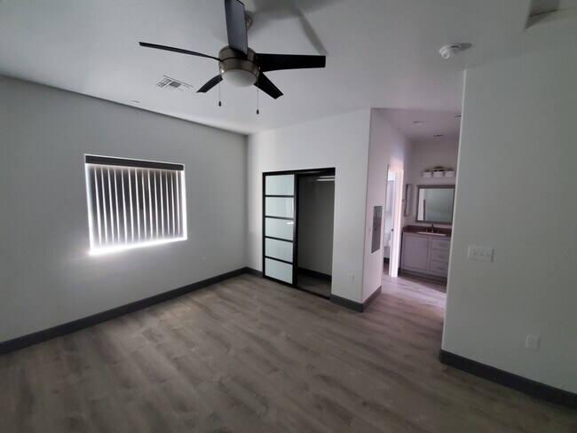 Building Photo - 521 E Mission Ln