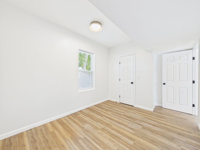 Building Photo - 633 S Fuller Ave