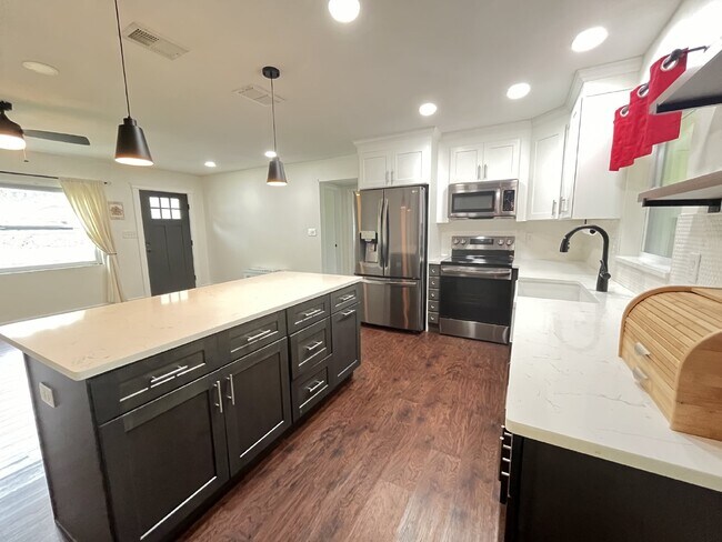Building Photo - Beautifully Renovated 3 Bedroom Single Family Near Cleveland Heights Golf Course