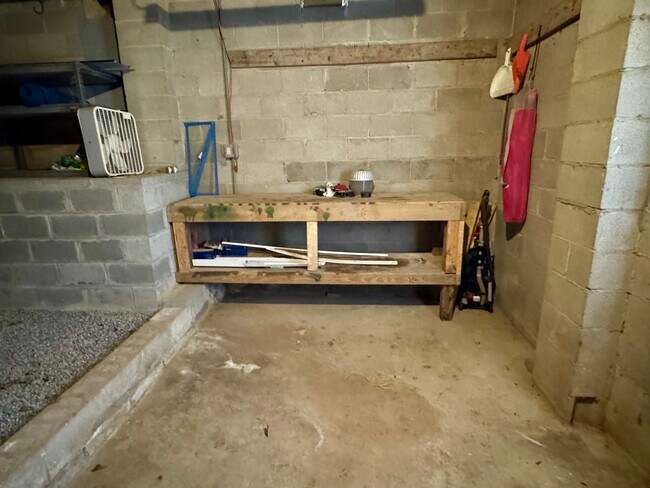 Building Photo - 3 Bedroom Home in Saks!