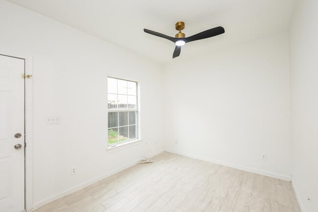 Building Photo - 1000 Ranchway Dr