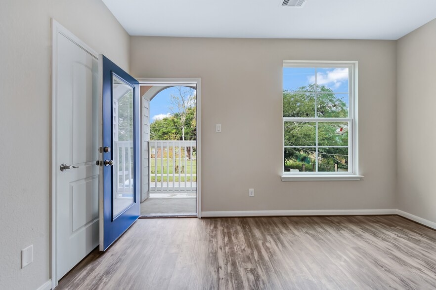 Building Photo - 21 Latham