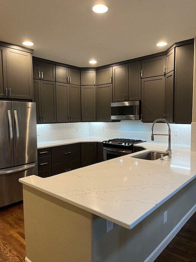 Building Photo - Wonderful John's Landing Updated Townhouse...