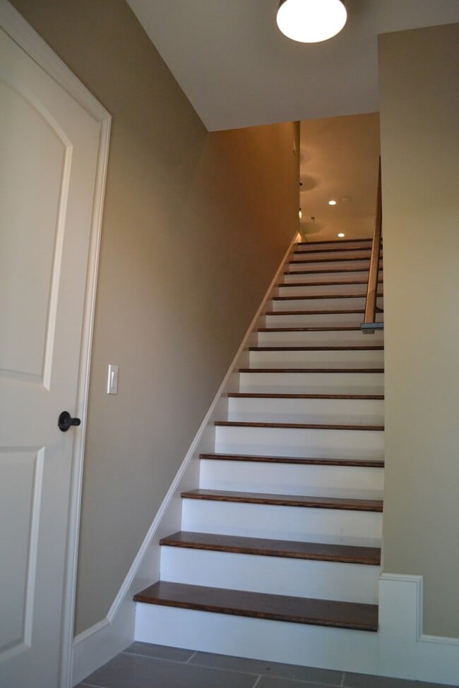 Building Photo - 1609 W 4th St