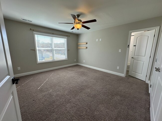 Building Photo - 3 Bed / 2.5 bath Home in Knoxville | Vaulted Ceilings | Gas Fireplace | HOA Community