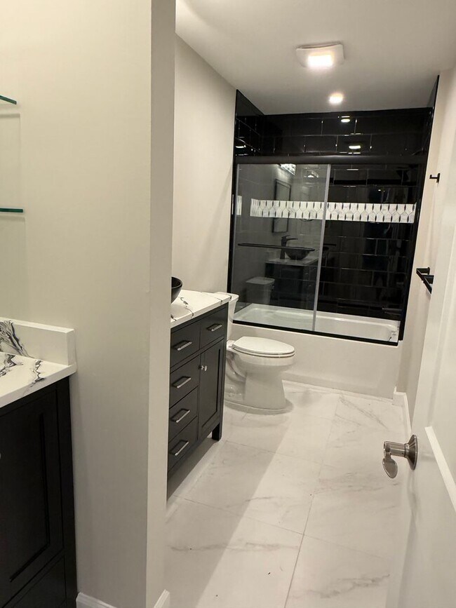 Building Photo - Stunning Remodeled One-Story Home - Port Royal Plantation