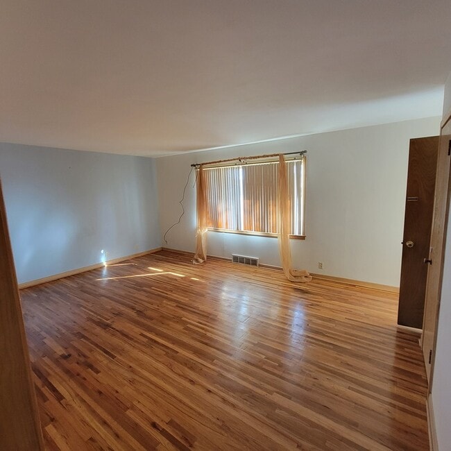 Building Photo - 20 W 25th Ave