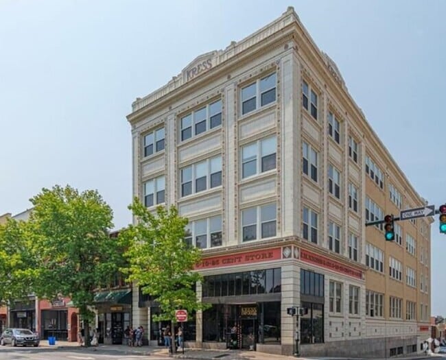 Building Photo - 59 College St