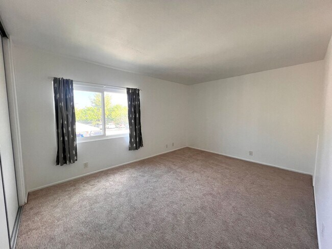 Building Photo - Stunning 2 Bedroom located in Irvine.