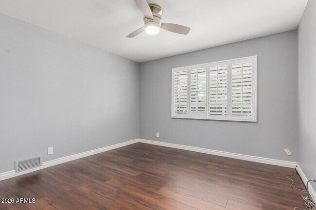 Building Photo - 481 W Half Moon Way