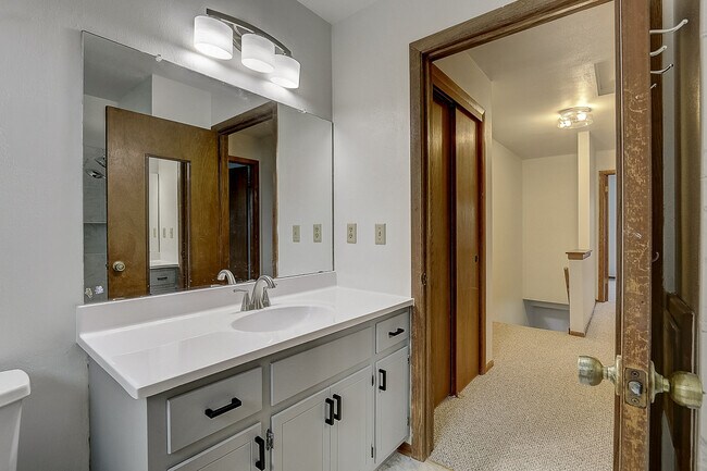 Full Bath 6287 with Linen Closet - 6825 S Juniper Dr