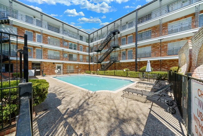 Building Photo - Chic 1-Bed Oasis with Pool & Walk-In Closets in Central San Antonio – $975/mo