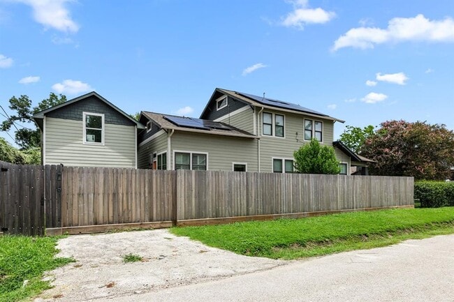 Building Photo - 901 Cordell St