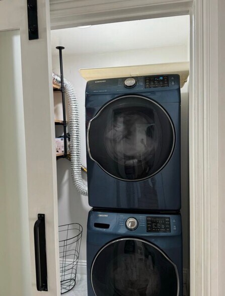 Building Photo - 1472 Iris Ave