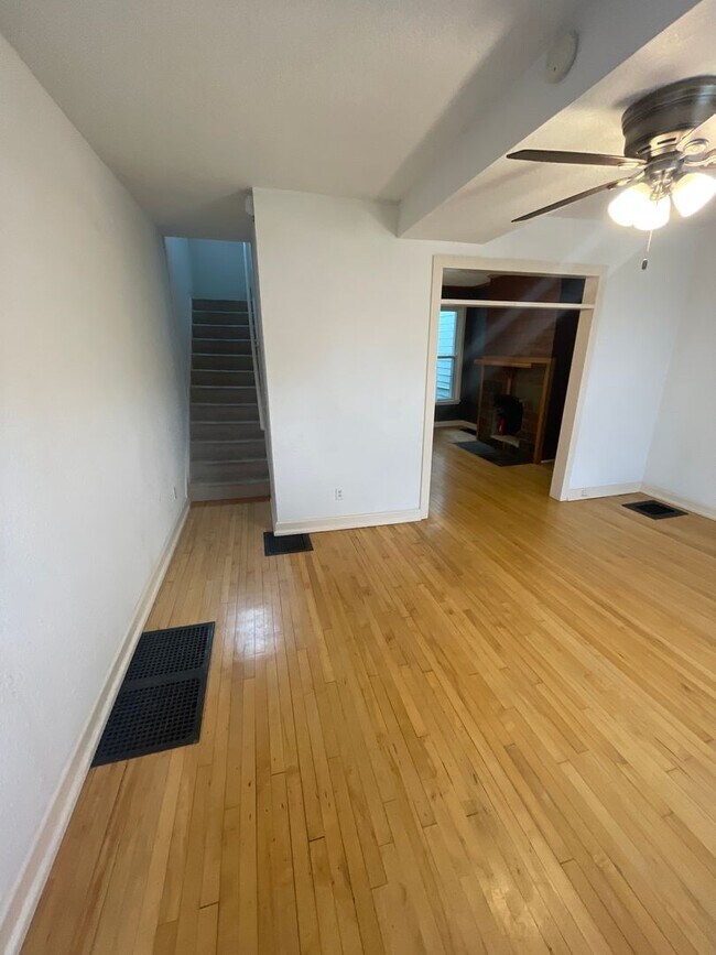 Building Photo - AVAILABLE NOW - 3 Bedroom/1.5 Bath Home wi...
