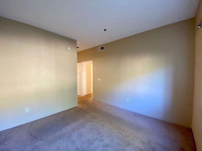 Building Photo - RB 2 Br 2 BathPetOK+washer+Dryer All Appl 2 Prkg spots>TEXT 858-774-1574