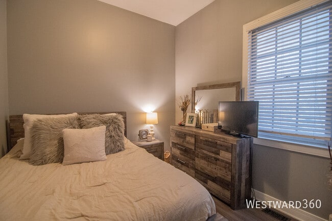 Building Photo - 2733 N Wayne Ave