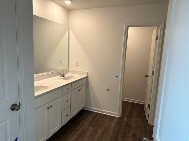 Building Photo - 1112 Holland Dr