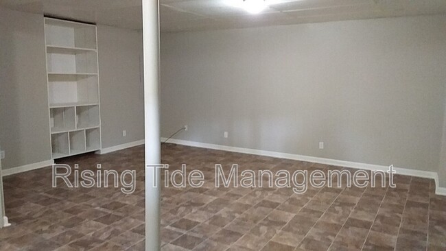 Building Photo - 627 Tambay Dr