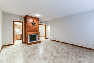 Building Photo - 2100 Tanglewilde St