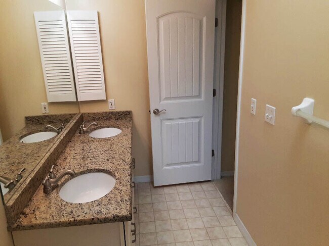 Building Photo - 749 Marthas Ln