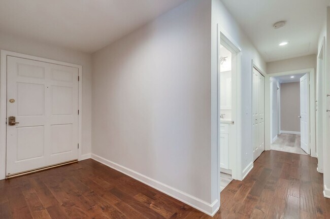 Building Photo - 926 S Leland St