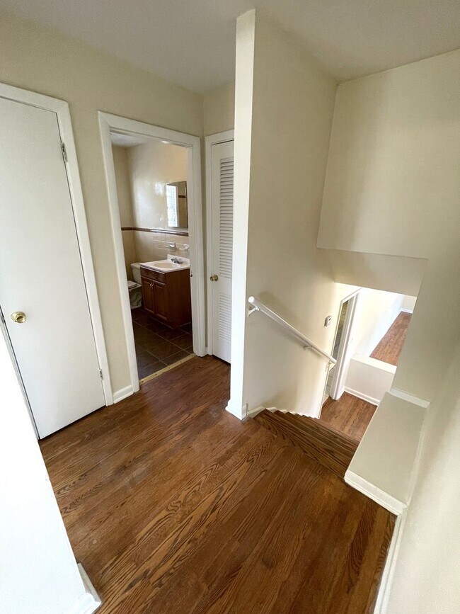Building Photo - 5br House off S. Milledge (Available now o...