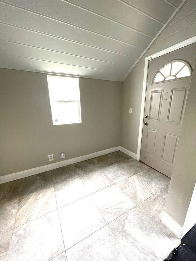 Building Photo - 1808 10th Ave N