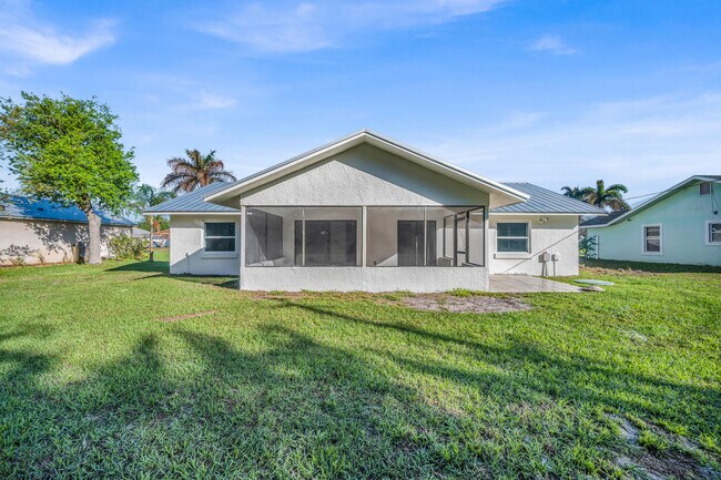 Building Photo - 2514 SE Alfonso Ave