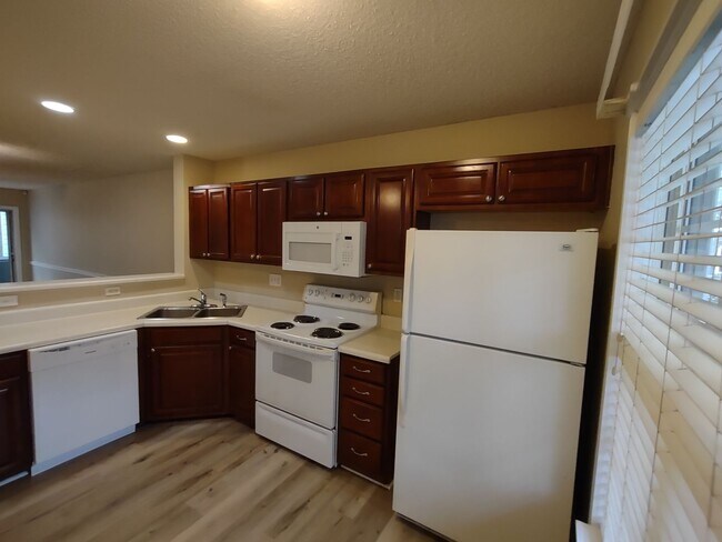 Building Photo - Pristine, move in ready Townhome located in the Holly Ridge Complex!