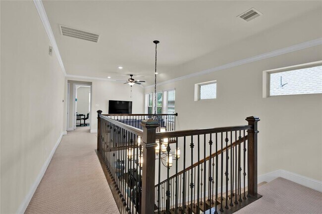 Building Photo - 15 Forest Ravine Dr