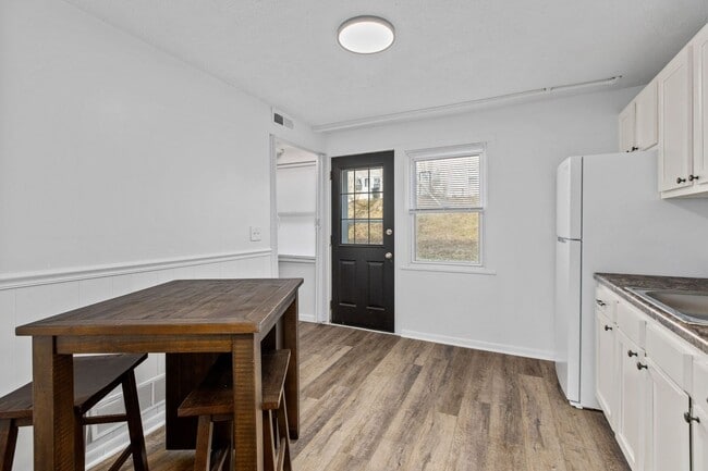 Building Photo - 3BR Townhome for Rent - with Central Air!!