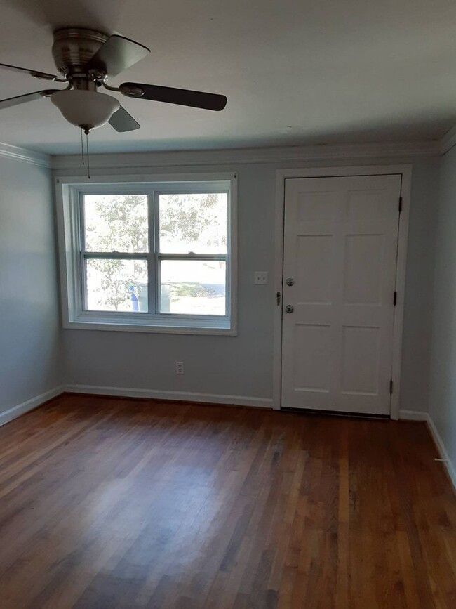 Building Photo - Two Bed Duplex Near Avondale! Great location!