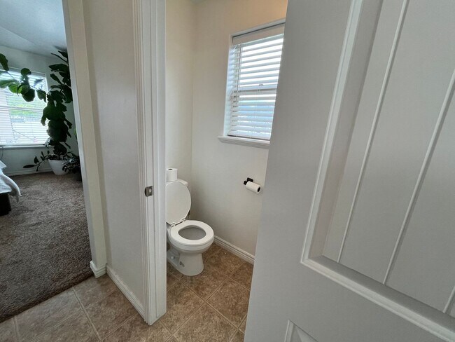 Building Photo - 2049 S Meadow Marsh Dr